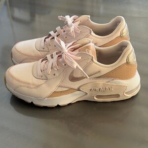 Nike women’s Air Max EXCEE Blush and Metallic Sneakers sz 8
